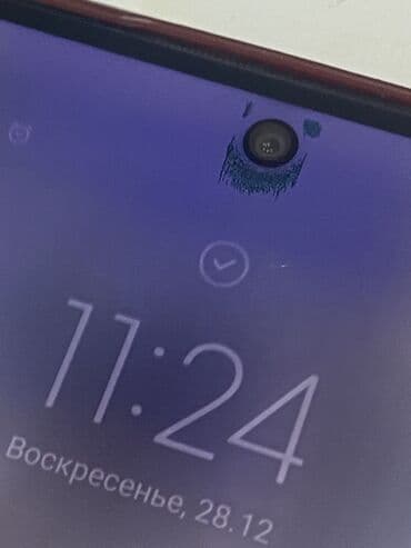 poco s40: Смарт‑телефон на Android с экраном с отверстием под фронтальную камеру — 2