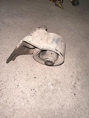Унаа: Кронштейн с сайлентблоком (опора/подушка двигателя либо КПП) для — 1