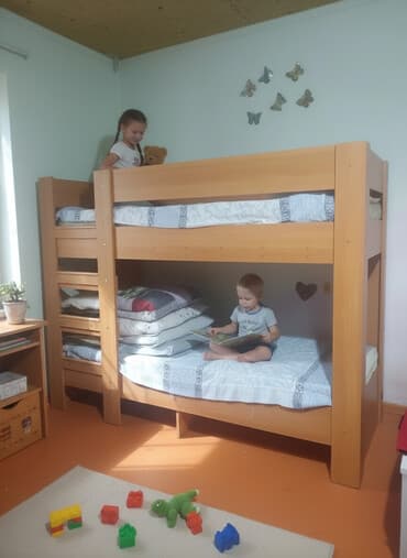 двуспальная кровать с подъемным механизмом: Двухъярусная кровать из массива (визуально — бук/светлый орех) — 1