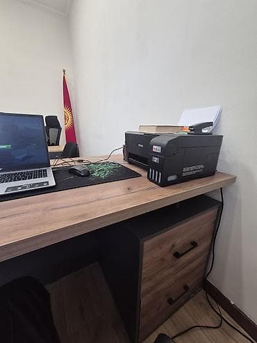 foldable table: Офисный стол, Б/у, Нерегулируемый, цвет - Коричневый, Прямоугольный, ЛДСП — 1