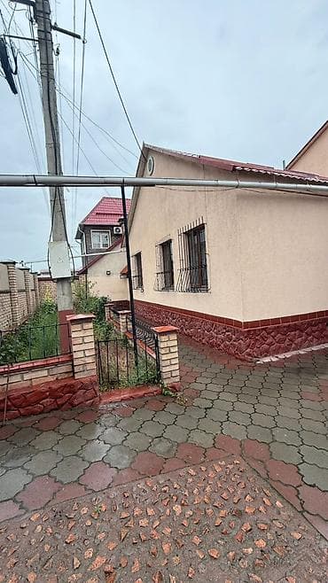 суванбердиева: Срочно продаётся 2‑х этажный кирпичный дом в центре города! Локация — 1