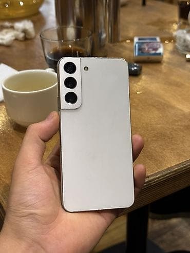 galax: Смартфон Samsung Galaxy S22 (версия с тройной камерой). Цвет корпуса — 1