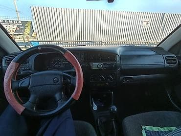 Volkswagen Vento: 1996 г., 1.8 л, Механика, Бензин, Седан