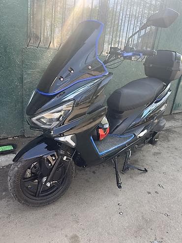 Скутер/максискутер 150–200 см³ класса (визуально) в спортивном стиле