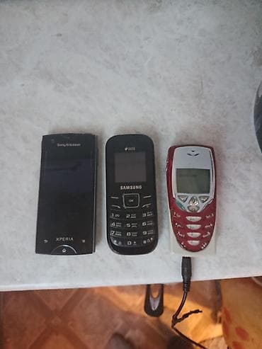 Набор из трёх мобильных телефонов: 1) Sony Ericsson Xperia (сенсорный