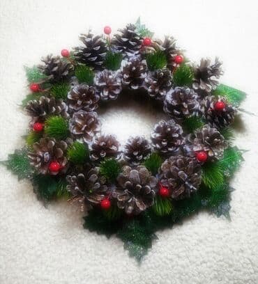 Новогодние декоративные композиции из шишек и хв<ои - Ручная
