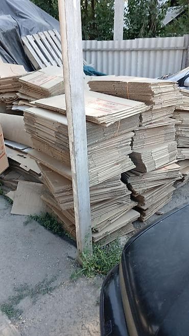 Гофрокоробки из плотного трехслойного картона, уложенные в тюки и