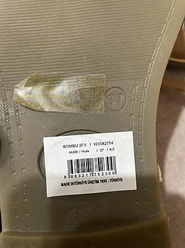 nine west: Женские сандалии-вьетнамки с декоративной цепочкой. Бренд Nina West — 3