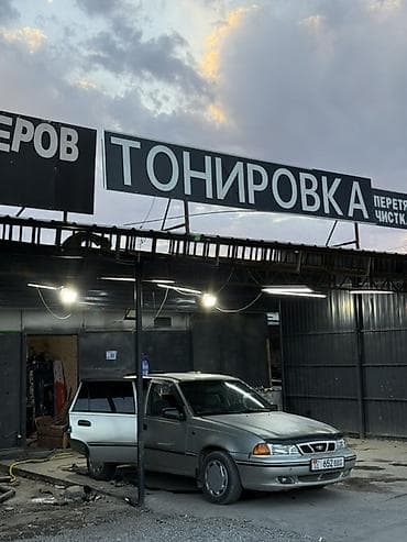 тонировка продажа: Услуги тонировки автомобилей. На фото показан процесс выполнения — 1