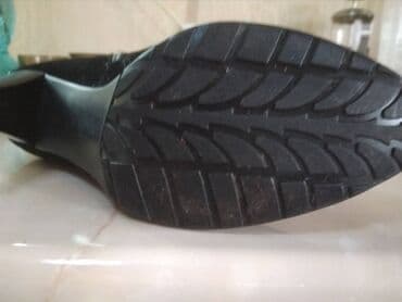 сапоги из натурального меха и кожи: Продаю красивые кожанные сапожки черного цвета, на устойчивом — 5