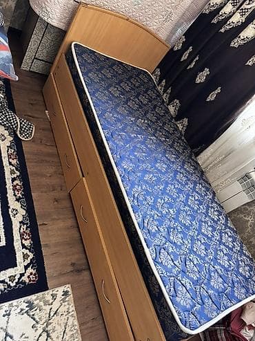 Мебель: Односпальная кровать с матрасом и выдвижными ящиками. - Размер — 2