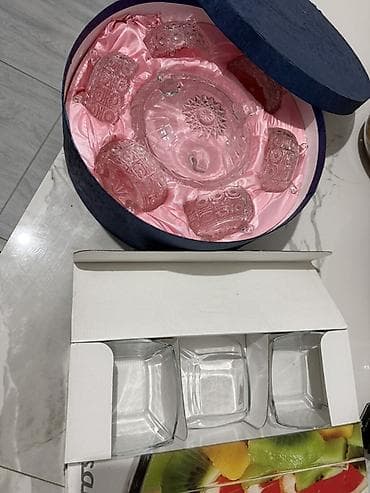 Набор посуды из стекла: 1) Подарочный комплект из розового стекла в