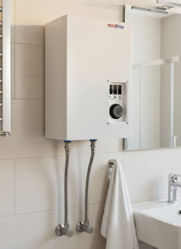 Компактный настенный водонагреватель «Теплотех» в белом корпусе