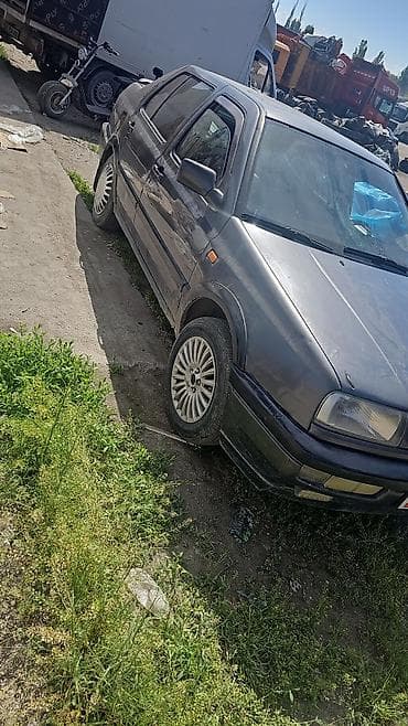 машина кузов: Volkswagen Vento: 1994 г., 2 л, Механика, Бензин, Седан — 4