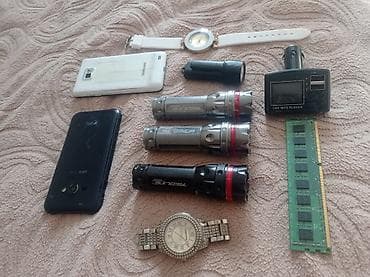 игрушки для мужчин: Набор разнородных гаджетов и аксессуаров: - 2 смартфона Samsung: - — 2