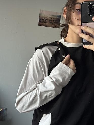 жилетка юникло: Универсальная черная жилетка на кнопках - Модель: прямой крой, длина — 3