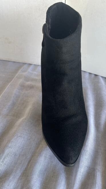 Туфли: Деми. Состояние отличное 
Размер 36
Ватсап пишите — 1