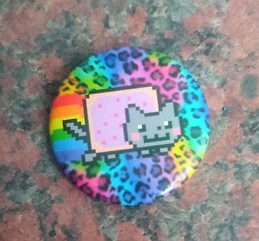 Көркөм өнөр жана коллекциялоо: Продаю значки 2 фигурные пластиковые, остальные круглые — 5