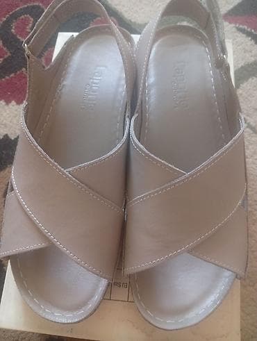 crocs 43: Босоножки, 38, Caprice, Новый, цвет - Бежевый, Платная доставка — 1