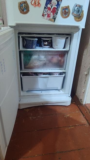 Холодильник Indesit с нижней морозильной камерой - Двухкамерный — 1