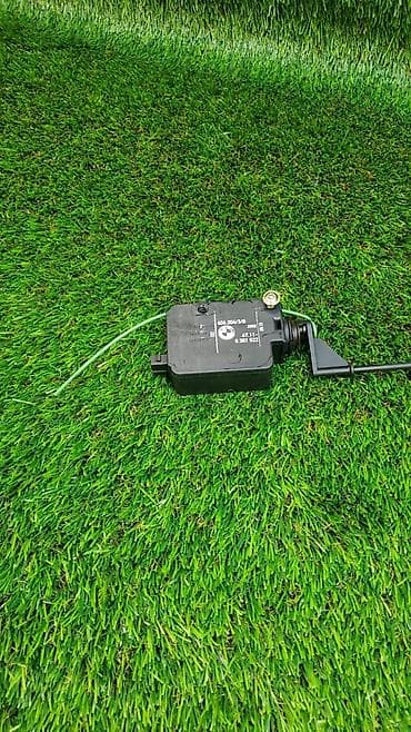 e65: Активатор замка крышки бензобака BMW 7-серия E65 Номер 8 381 522 Год — 4