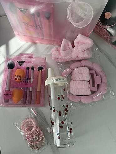 Красота и здоровье: Подарочный бьюти-набор в розовых тонах Состав: - Набор кистей и — 3