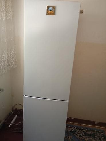 small rig: Двухкамерный холодильник белого цвета с нижней морозильной камерой — 2
