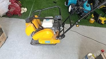 Строительное оборудование: Вибрационная плита оранжевого цвета, оснащенная двигателем внутреннего — 5