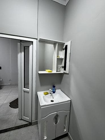 продаю в связи: Сдается помещение под офис/услуги. 48 квадратных метров г. Ош улица — 2