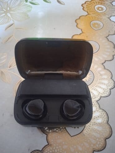 зарядный кейс для наушников: Беспроводные TWS-наушники с зарядным кейсом. - Форм-фактор — 1