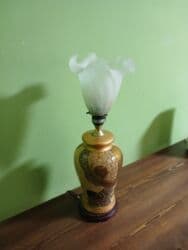 светильники под старину: 1 фото Настольный светильник, очень изящный, дерево, стекло украсит — 2