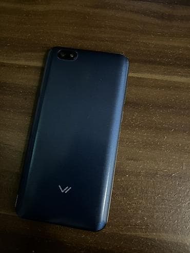 Смартфон Vertex (логотип V на задней крышке), компактный классический