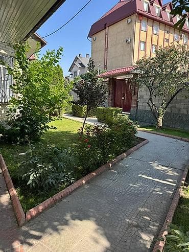 газон дорожка: Ландшафтный участок с мощеными дорожками и декоративными насаждениями — 2