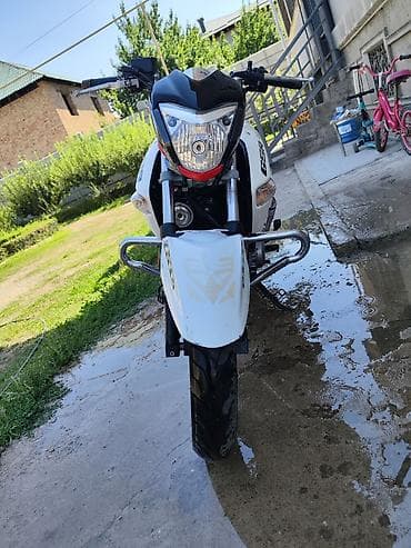 passat variant: Мотоцикл дорожного класса Suzuki GSR 250 (наклейки GSR/250 на баке и — 3