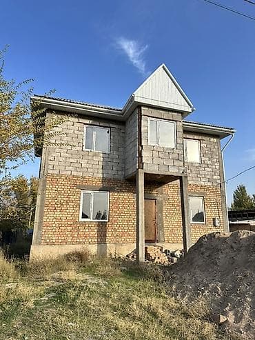 продаю дом кирпичный: Продаётся двухэтажный дом Основные характеристики: - Материал стен — 2