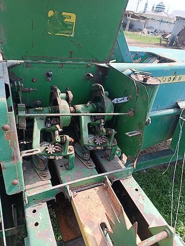 Тюкопресc-подборщик John Deere (похоже на линейку малых прямоугольных — 4