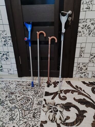 функциональная кровать для лежачих больных: Сдаётся в аренду костыли подлокотники с регулировкой в сутки 30сом — 2