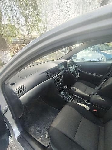 Хэтчбек 5‑дверный, серебристый цвет, правый руль. Компактный городской