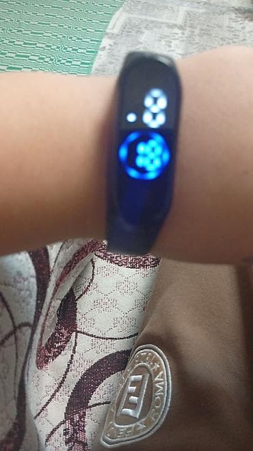 osmo mobile 3: Фитнес-браслет с LED-индикатором - Форм-фактор: компактный браслет с — 1