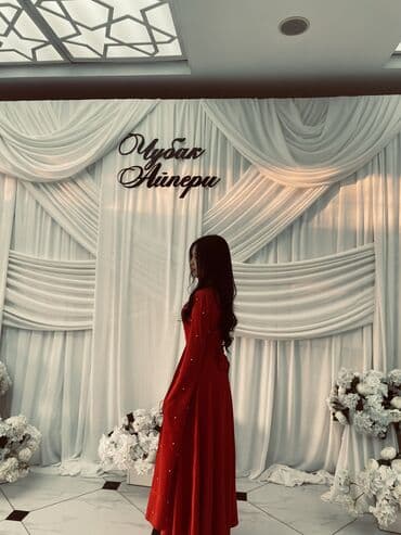 красное платье с открытыми плечами: Сатылат
Баасы 2000 — 3