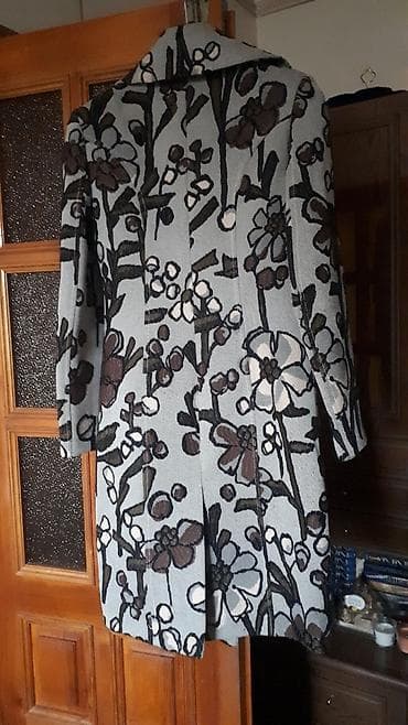 Пальто деми, принт цветочный, типа гобелен. На хрупкую девушку at lalafo.kg Пальто деми, принт цветочный, типа гобелен. На хрупкую девушку