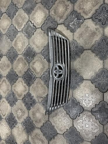 радиятор: Решетка радиатора Toyota Б/у, Оригинал — 1