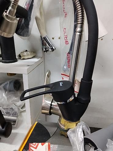 Кухонный смеситель с гибким изливом и вытяжной лейкой. Особенности: -