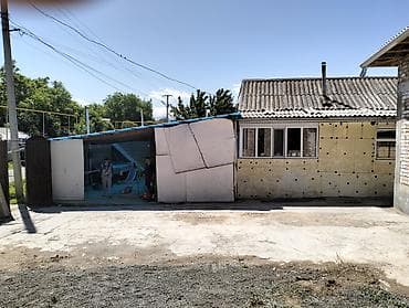 хоз постройки: Продаётся кирпичный дом с внутренним двором и хозяйственными — 4