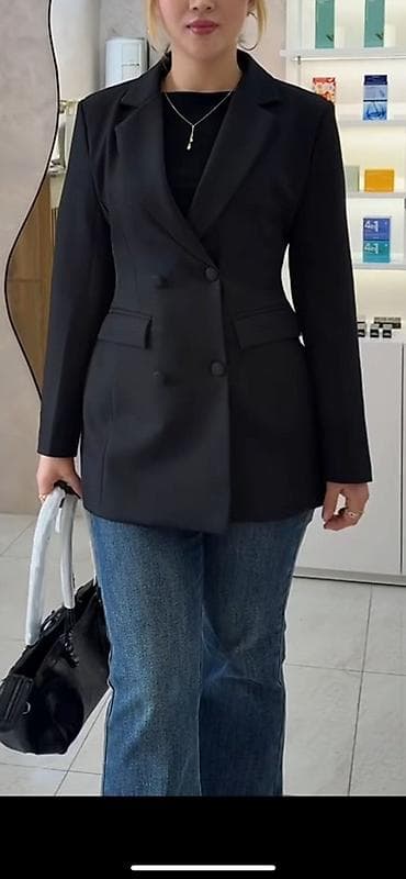 платье пиджак: Женский двубортный пиджак классического кроя, черный. - Силуэт — 2