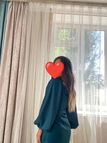 зеленое платье в пол: Элегантное женское платье насыщенного изумрудного цвета. Платье имеет — 1