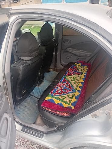 Nissan Almera: 2001 г., 1.8 л, Кол менен иштөөчү, Бензин, Седан — 2