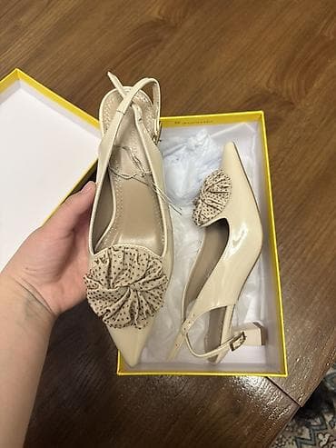 нюда: Лодочки-слингбэки женские, бежевые, лакированные. - Форма носка — 1