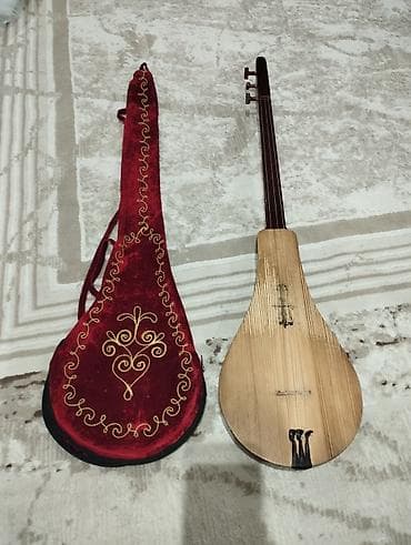 Музыкальные инструменты: Казахский народный музыкальный инструмент — домбра с чехлом. - — 3