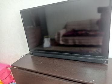 телевизор tcl 24: Телевизор с диагональю около 24–28". Плоская панель, тонкие рамки. На — 3